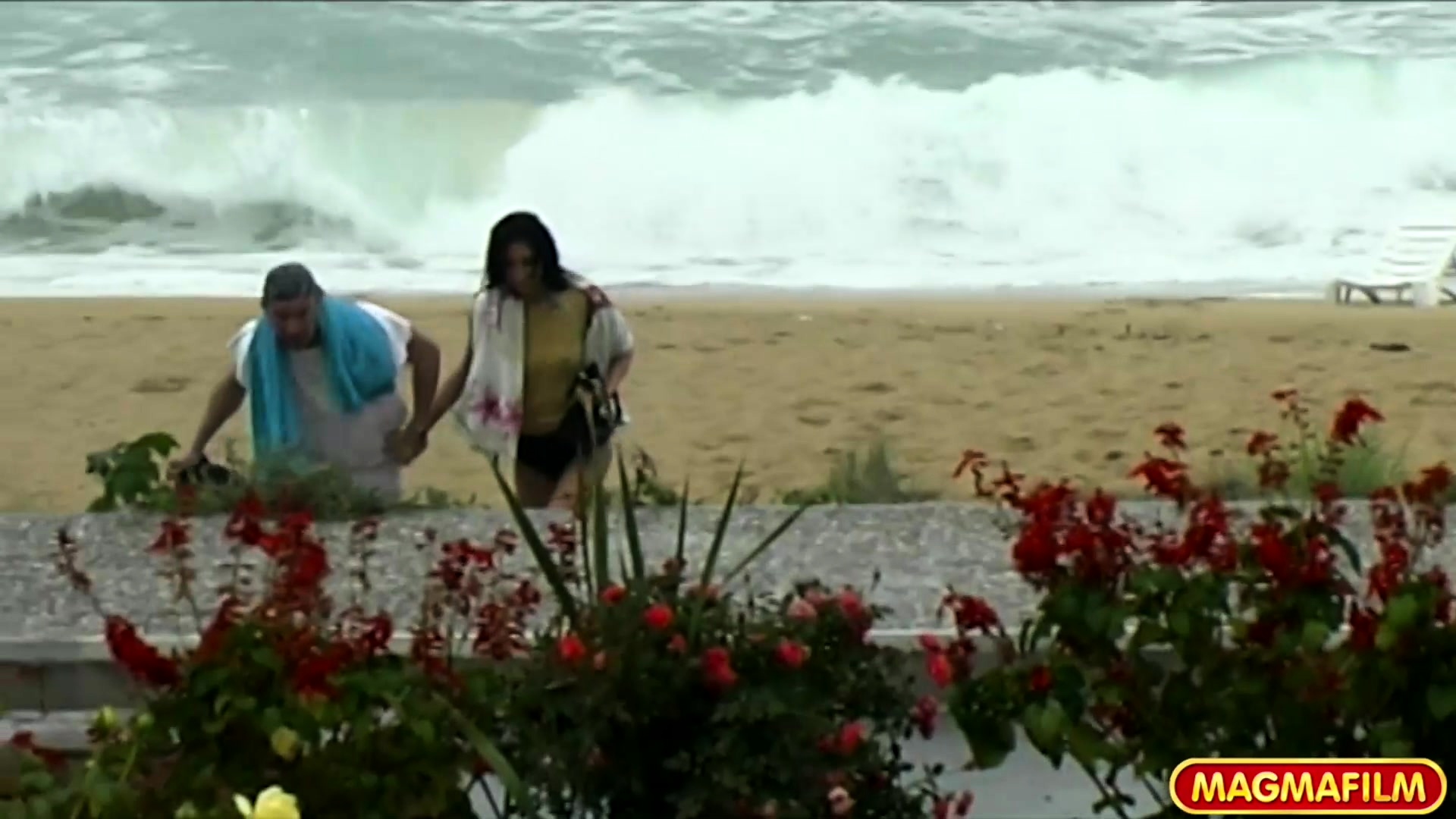 Hottie bitch gets arse fucked by the beach