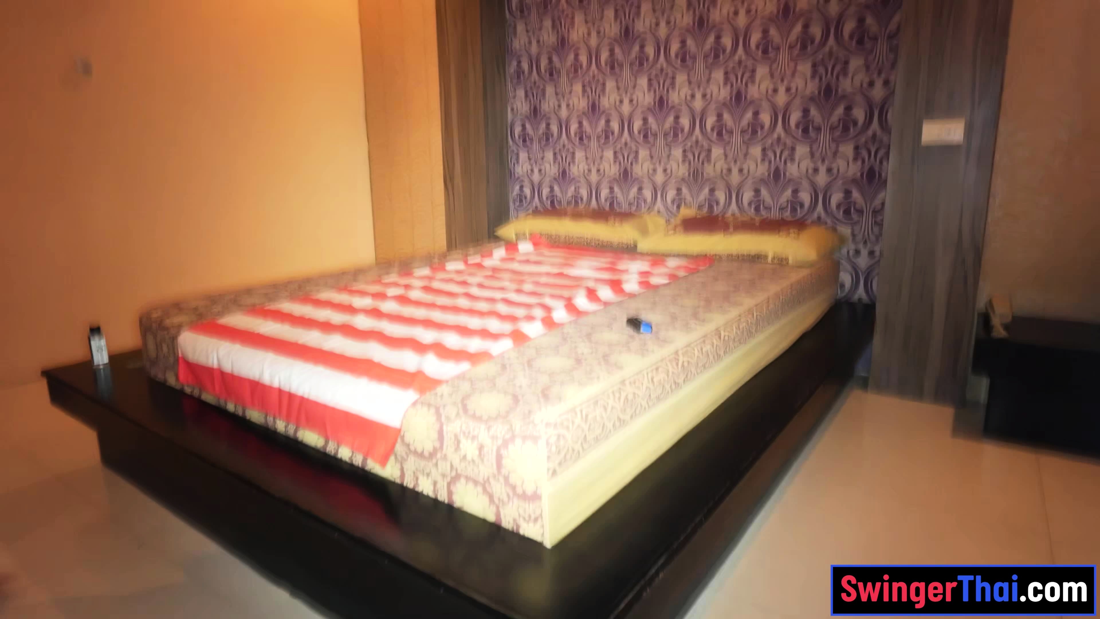 Bubble butt Thai honey gives her customer horny sex massage