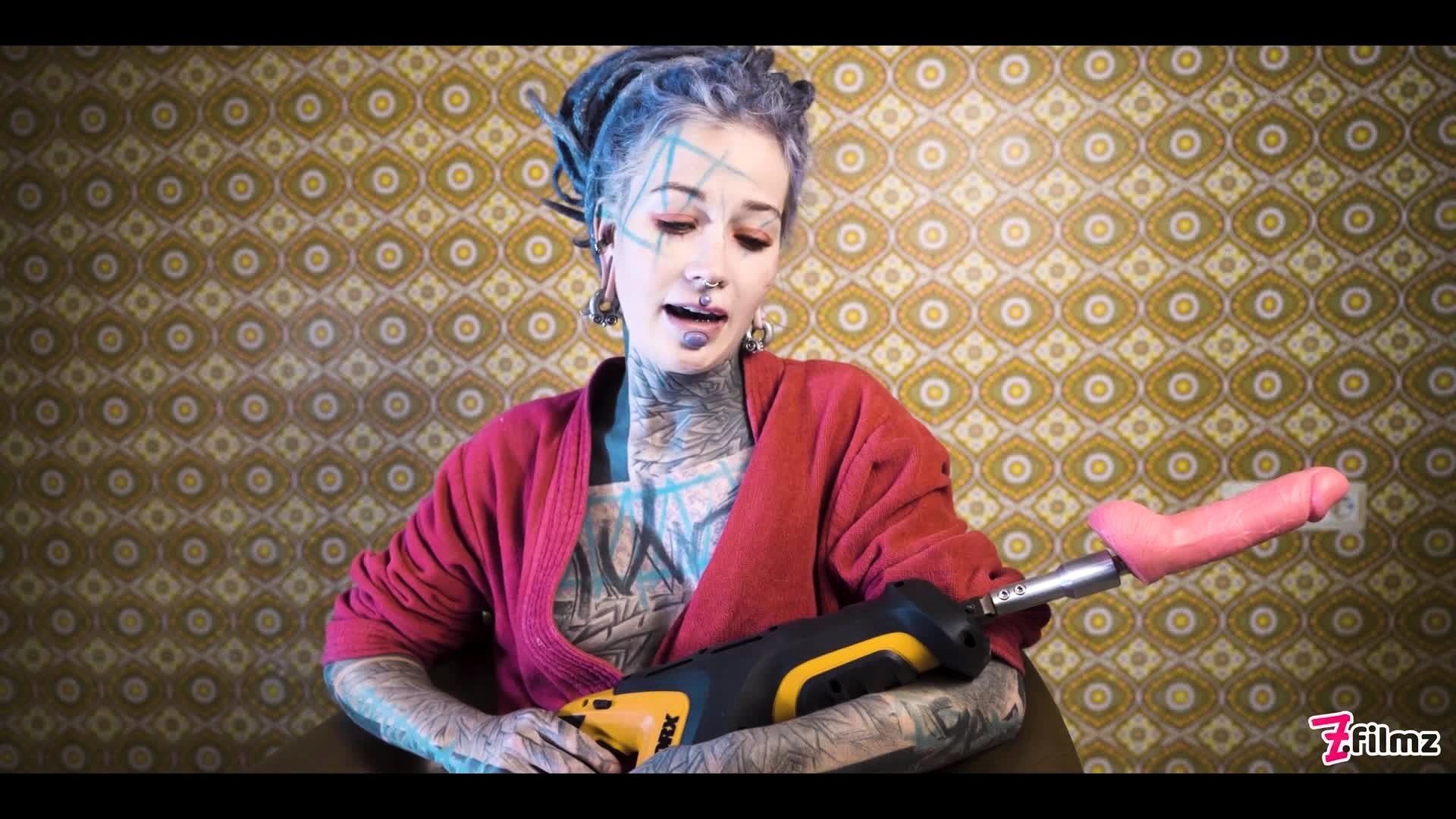 Anuskatzz testing a fuck machine in her ass