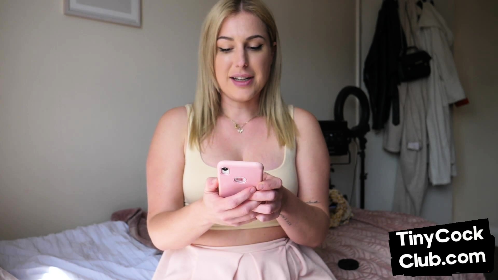 Smallcock guy mocked by curvy domina