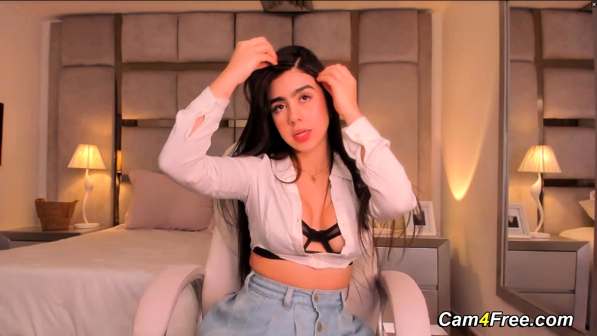 Sexy Latina Loves Rubbing With Her Pussy