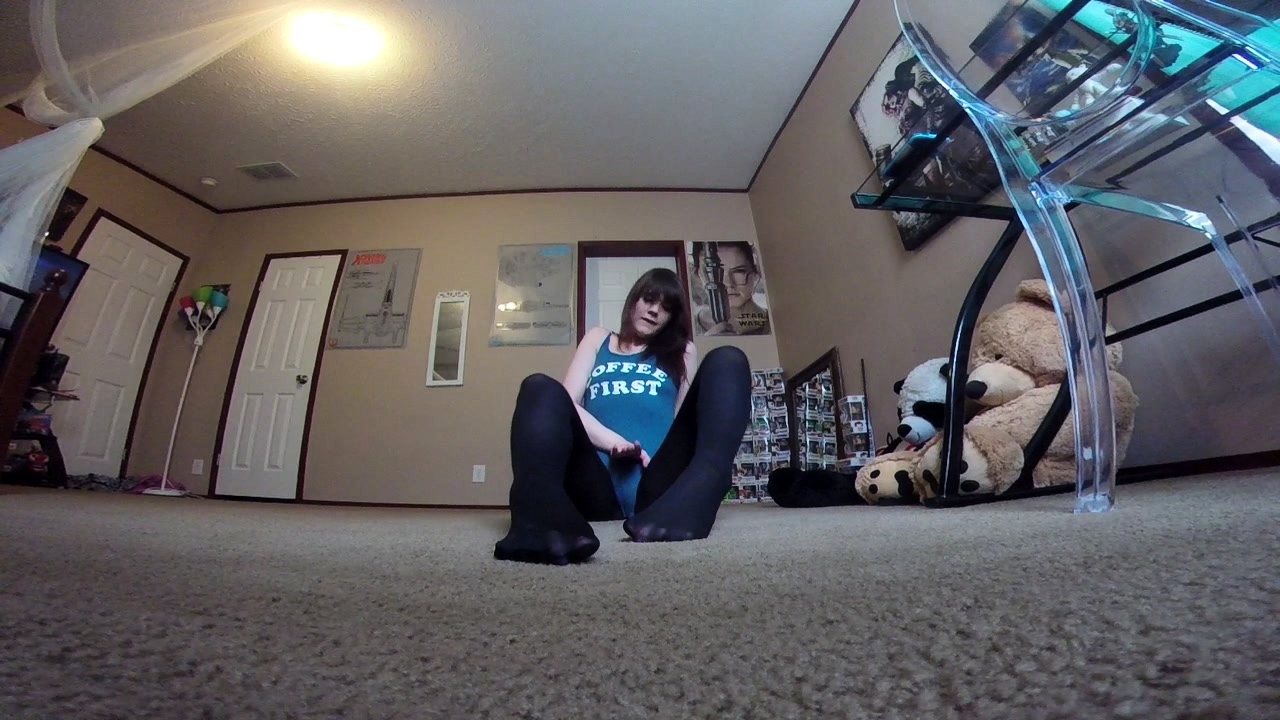 Amateur Foot Fetish Girlfriend Sucks and gives a Footjob