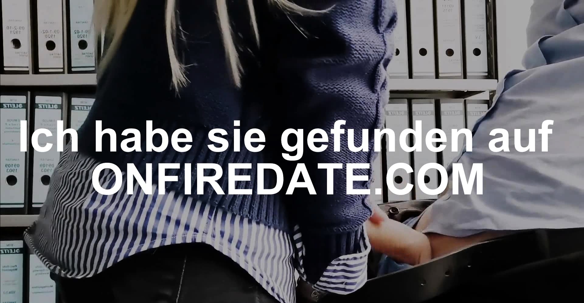 Scharfe Praktikantin macht die Beine breit