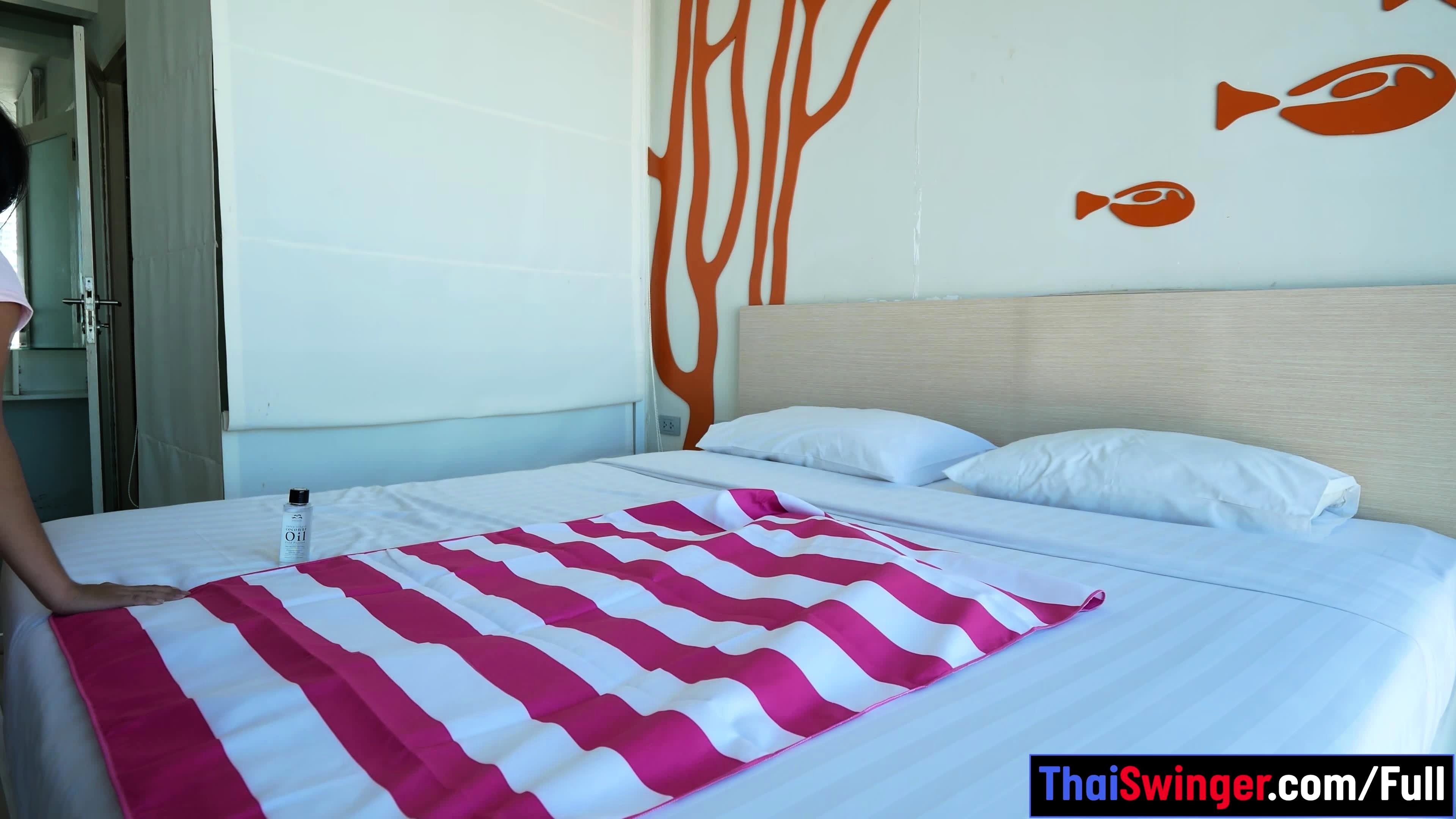 Tiny Thai teen gives customer a massage