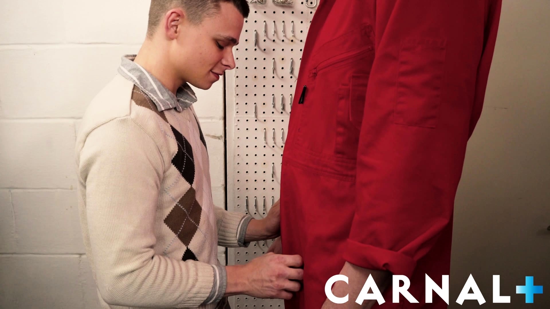 Tall hung DILF breeds naughty little twink