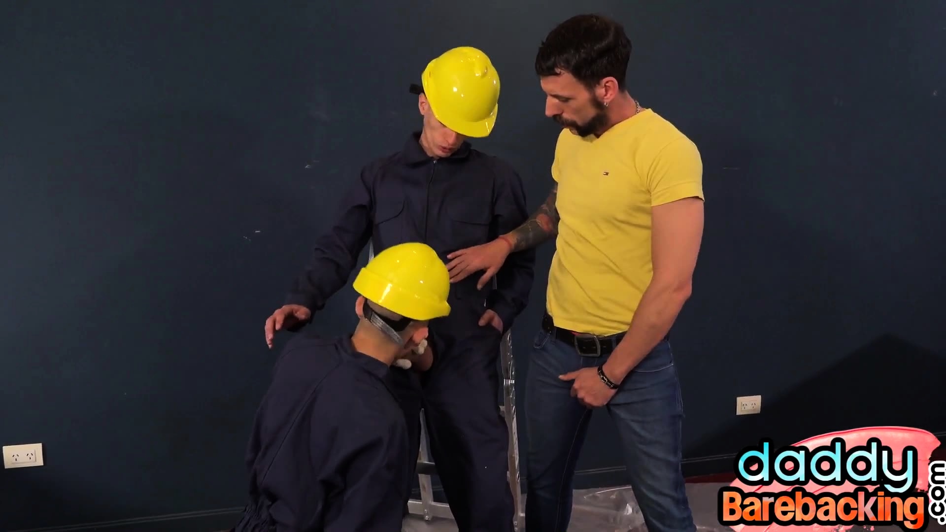 Latino workers fucked in DILF 3some