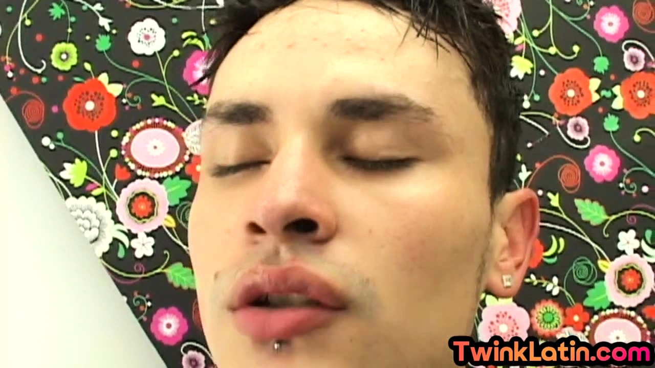Amateur Spanish twink fucks BF at home