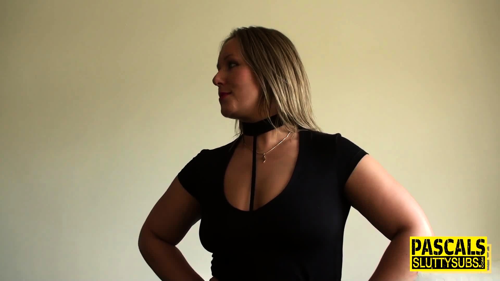 Curvy slut deepthroats