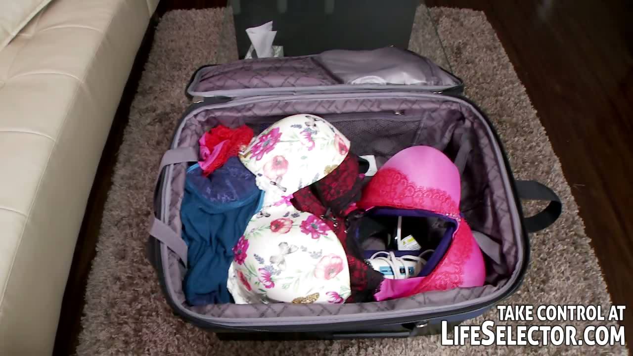 Luggage swap leads to sexy surprise