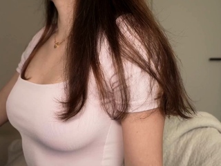 Brunette amateur webcam babe pleases pussy