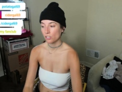 Amateur Webcam Cute Teen Plays Solo With Big