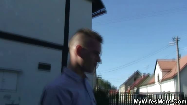 He screws his old mother in law outdoor