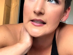 Horny blonde cam girl masturbates her juicy pussy close up