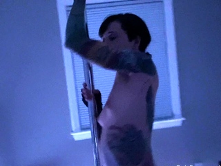 Masturbating amateur cums after solo fun