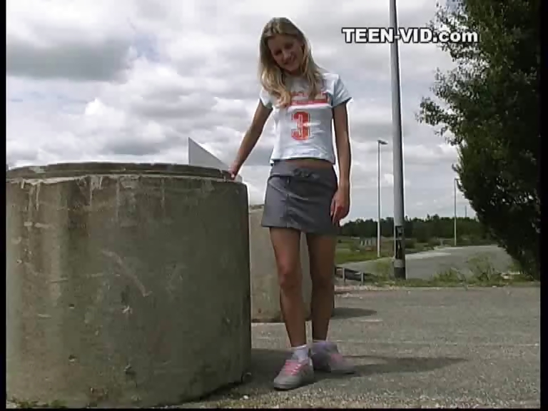 blond teen Jessica upskirt